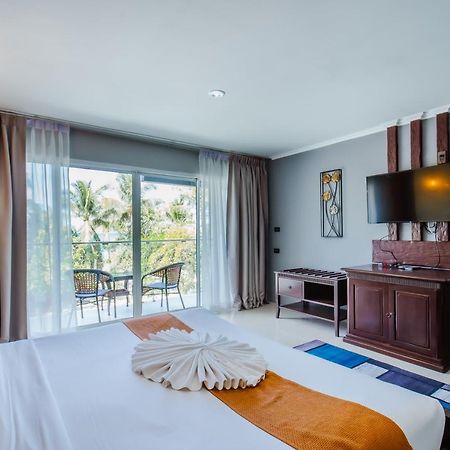 Time Out Hotel Patong Luaran gambar