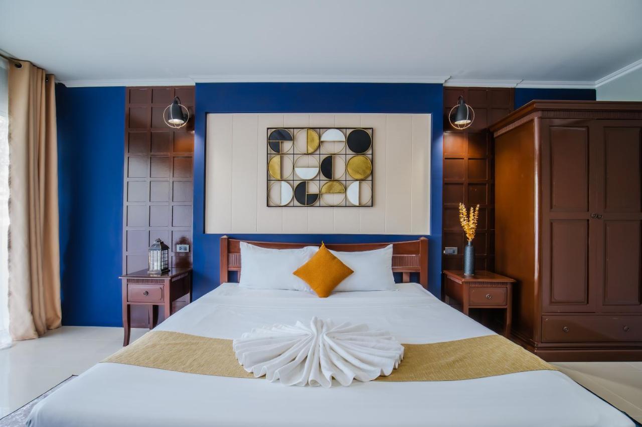 Time Out Hotel Patong Luaran gambar