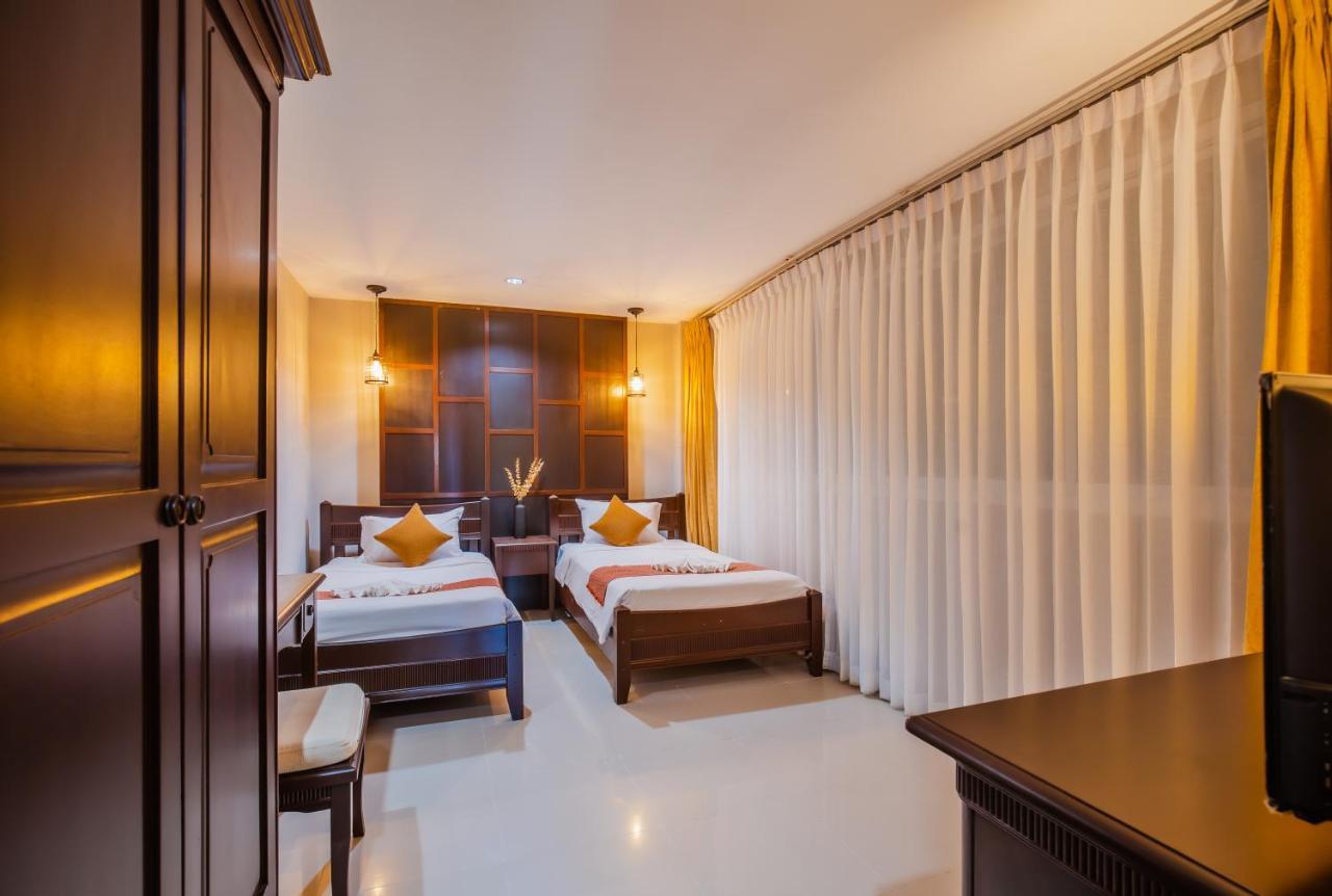 Time Out Hotel Patong Luaran gambar