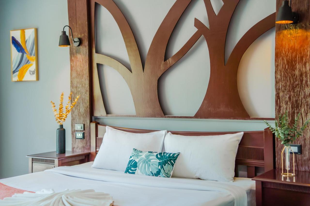 Time Out Hotel Patong Luaran gambar