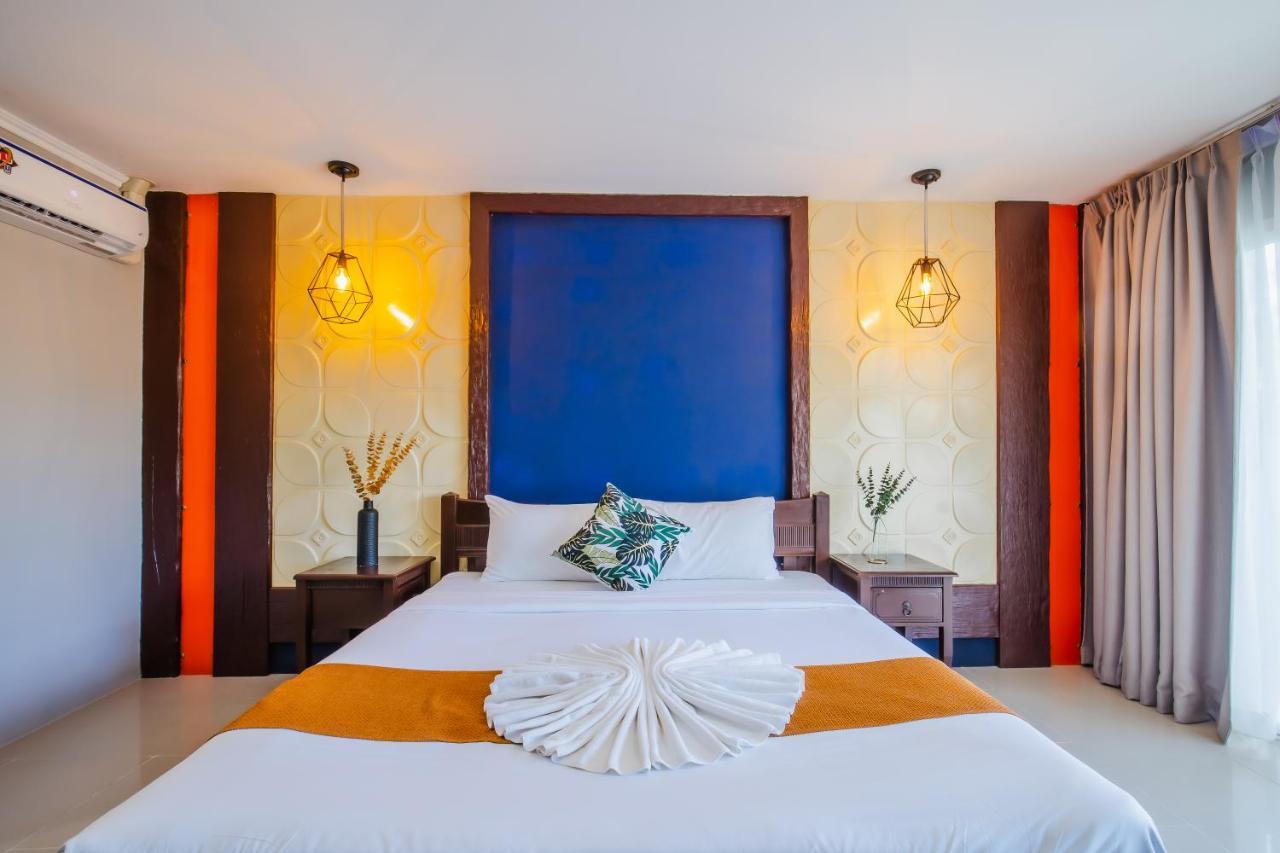 Time Out Hotel Patong Luaran gambar