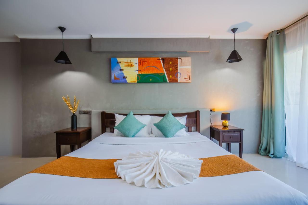 Time Out Hotel Patong Luaran gambar