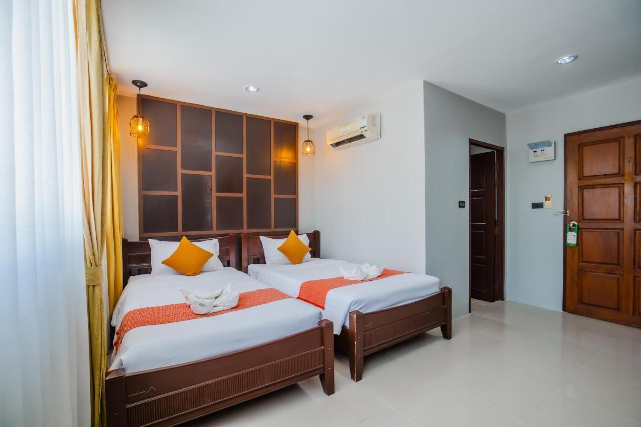 Time Out Hotel Patong Luaran gambar