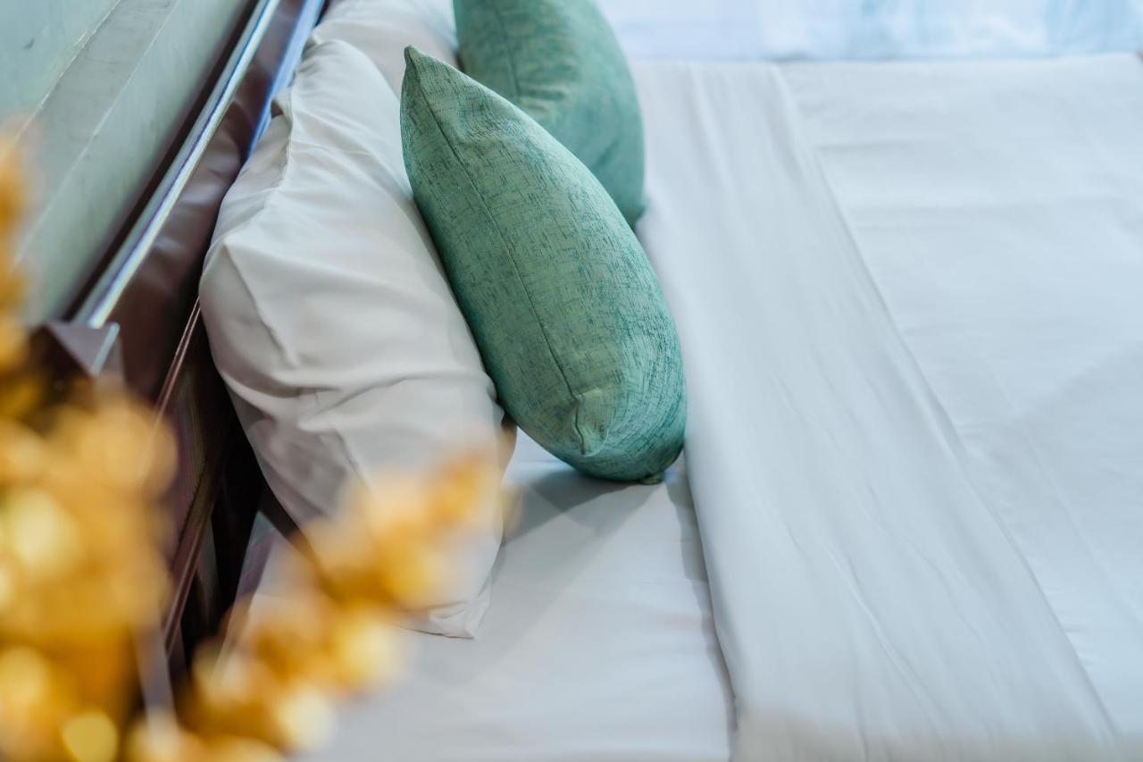 Time Out Hotel Patong Luaran gambar