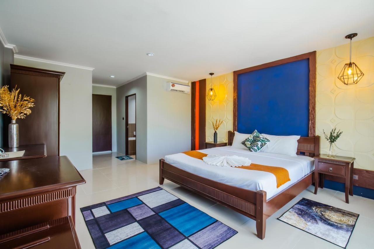Time Out Hotel Patong Luaran gambar