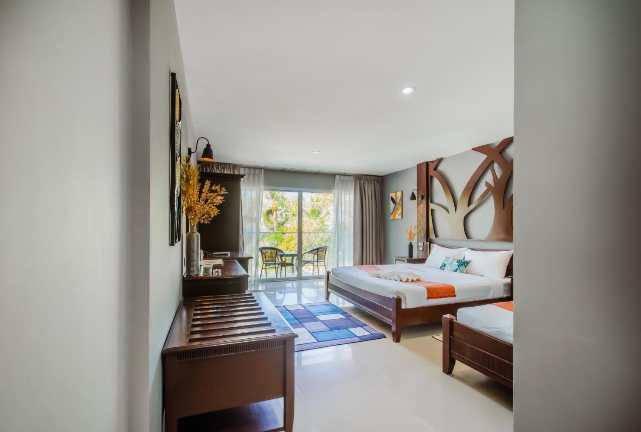 Time Out Hotel Patong Luaran gambar