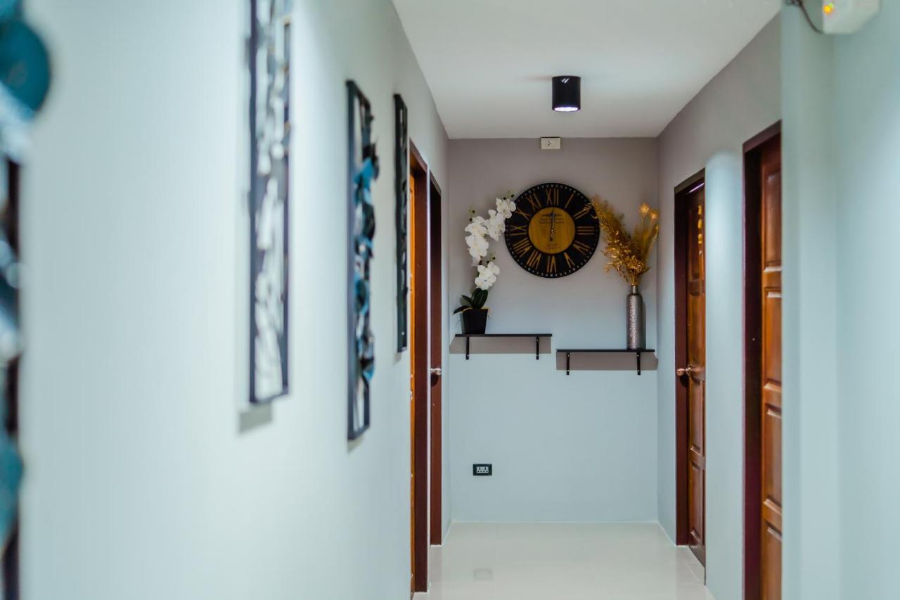 Time Out Hotel Patong Luaran gambar