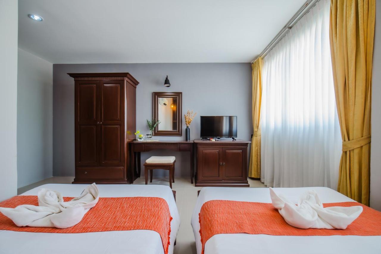 Time Out Hotel Patong Luaran gambar