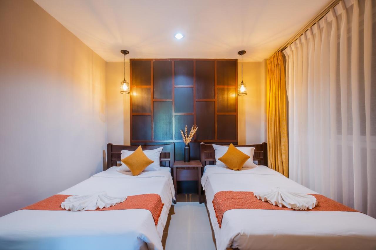 Time Out Hotel Patong Luaran gambar