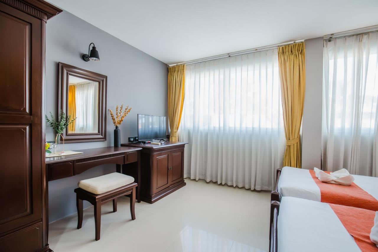 Time Out Hotel Patong Luaran gambar