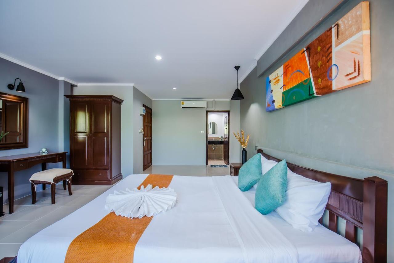 Time Out Hotel Patong Luaran gambar