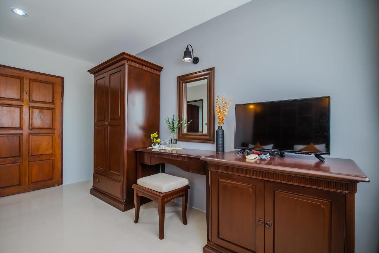 Time Out Hotel Patong Luaran gambar